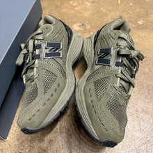 Load image into Gallery viewer, New Balance Green 1906Rs Size 12
