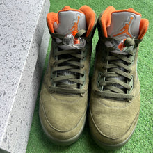 Load image into Gallery viewer, Jordan Olive 5s Size 10.5
