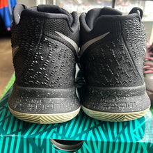Load image into Gallery viewer, Nike Kyrie 3s Size 12

