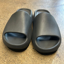 Load image into Gallery viewer, Yeezy Onyx Slides Size 11
