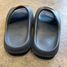 Load image into Gallery viewer, Yeezy Onyx Slides Size 11
