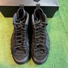 Load image into Gallery viewer, Nike Anthracite Foaposites Size 9.5
