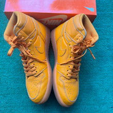 Load image into Gallery viewer, Jordan Gatorade Orange Peel 1s Size 12
