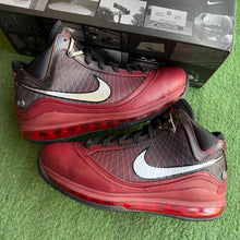 Load image into Gallery viewer, Nike Lebron Christmas 7s Size 8
