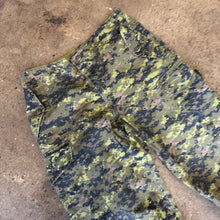 Load image into Gallery viewer, Vintage Camo Pants Size 32
