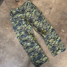 Load image into Gallery viewer, Vintage Camo Pants Size 32
