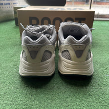 Load image into Gallery viewer, Yeezy Static 700s Size 9
