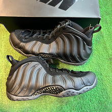 Load image into Gallery viewer, Nike Anthracite Foaposites Size 9.5
