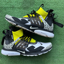 Load image into Gallery viewer, Nike Dynamic Yellow Mid Prestos Size 10
