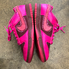 Load image into Gallery viewer, Nike Valentine’s Day Low Dunks Size 9.5W/8M
